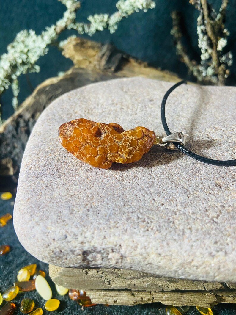 56548094-r-il-ffb8a6-6583616392-il_794xN.6583616392_b2ck Unikāli un Neapstrādāti Baltijas Dzintara Kuloni ar Sudraba detaļu