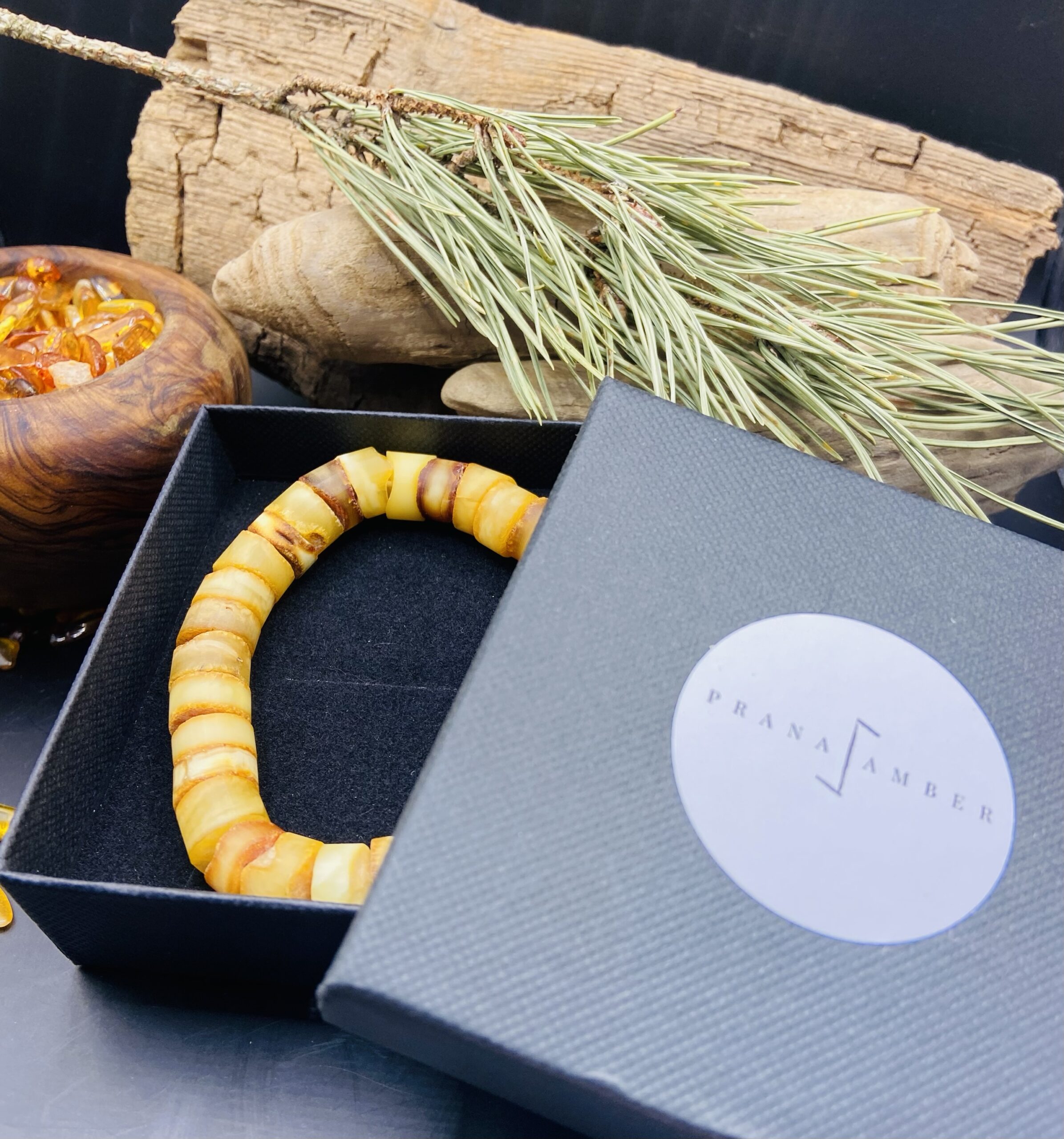 Autentiska Baltijas Dzintara Aproce paredzēta abiem dzimumiem