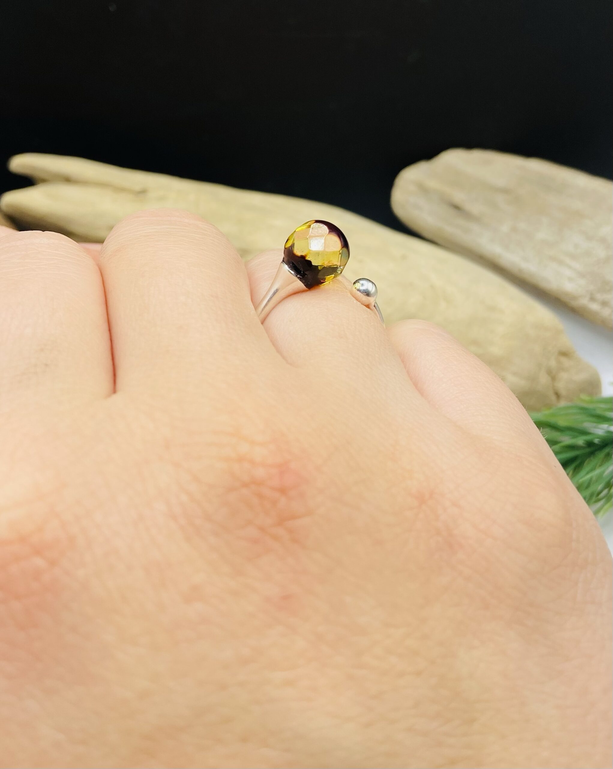 Fasēta Dzintara gredzens ar sudrabu, pašregulējošs