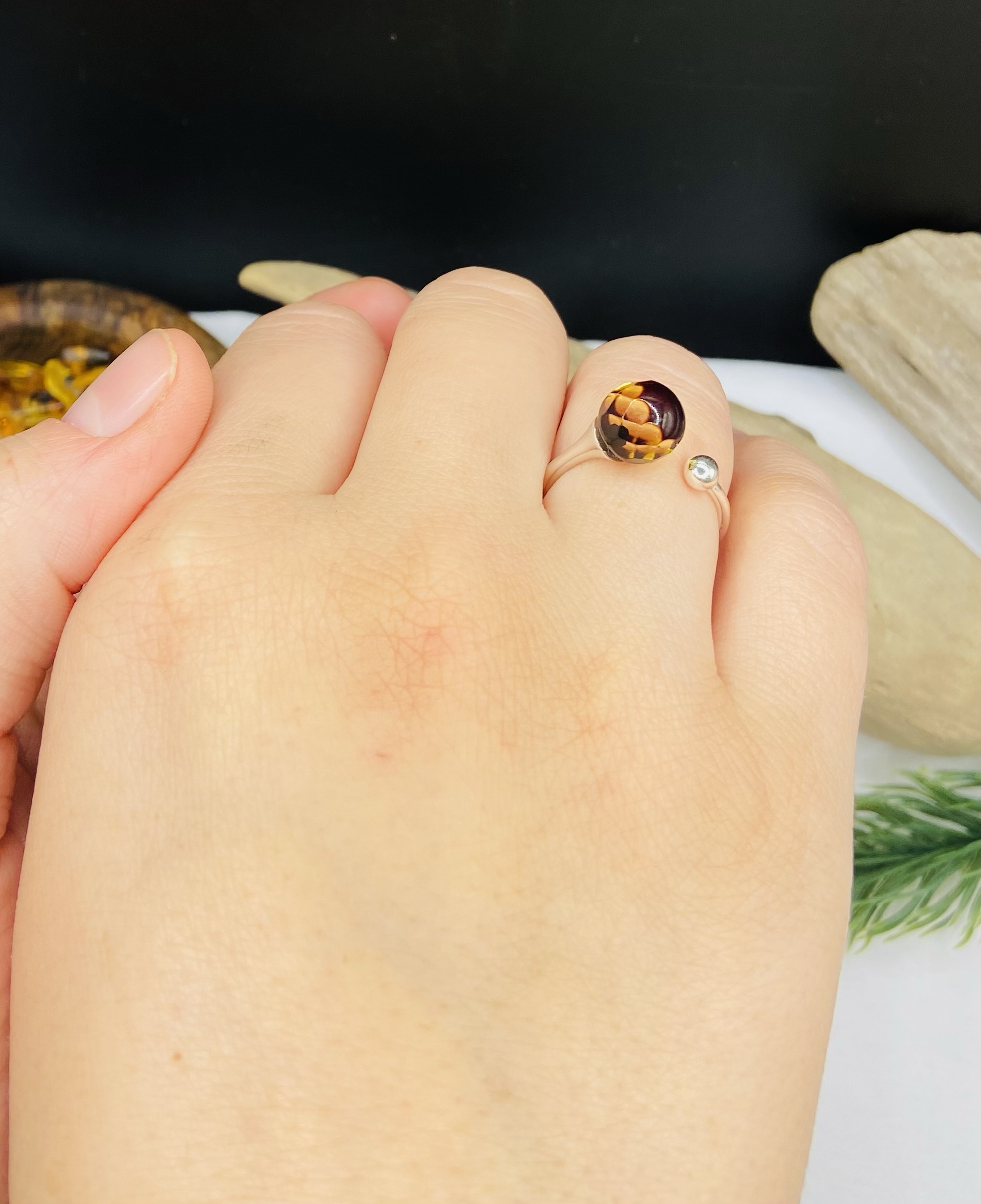 Fasēta Dzintara gredzens ar sudrabu, pašregulējošs