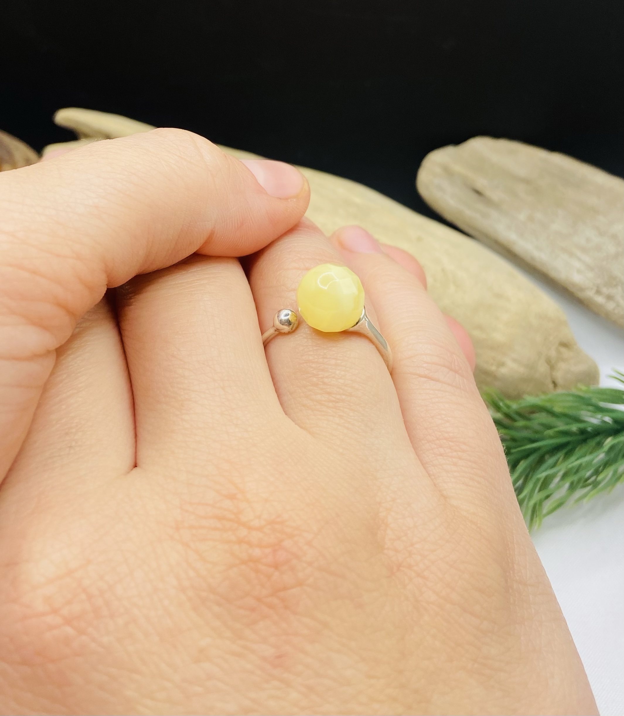 Fasēta Dzintara gredzens ar sudrabu, pašregulējošs