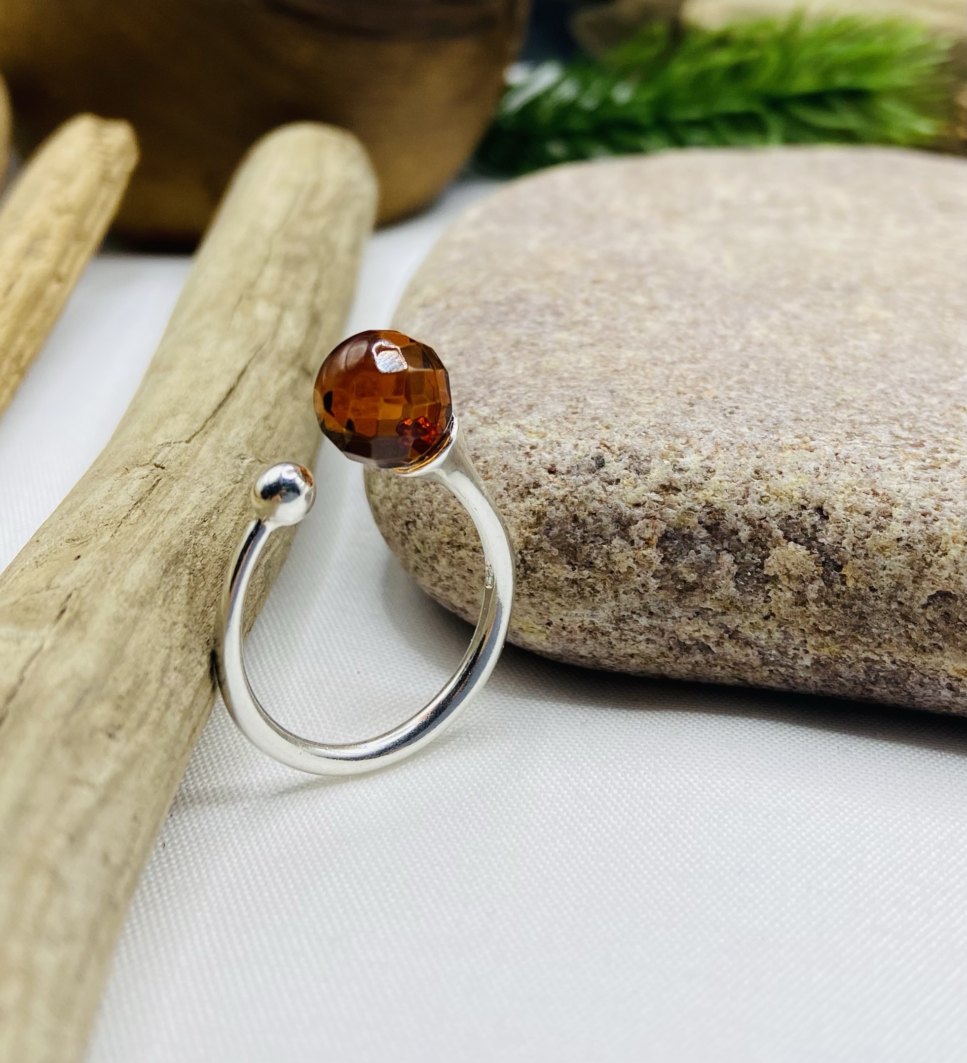 Fasēta Dzintara gredzens ar sudrabu, pašregulējošs