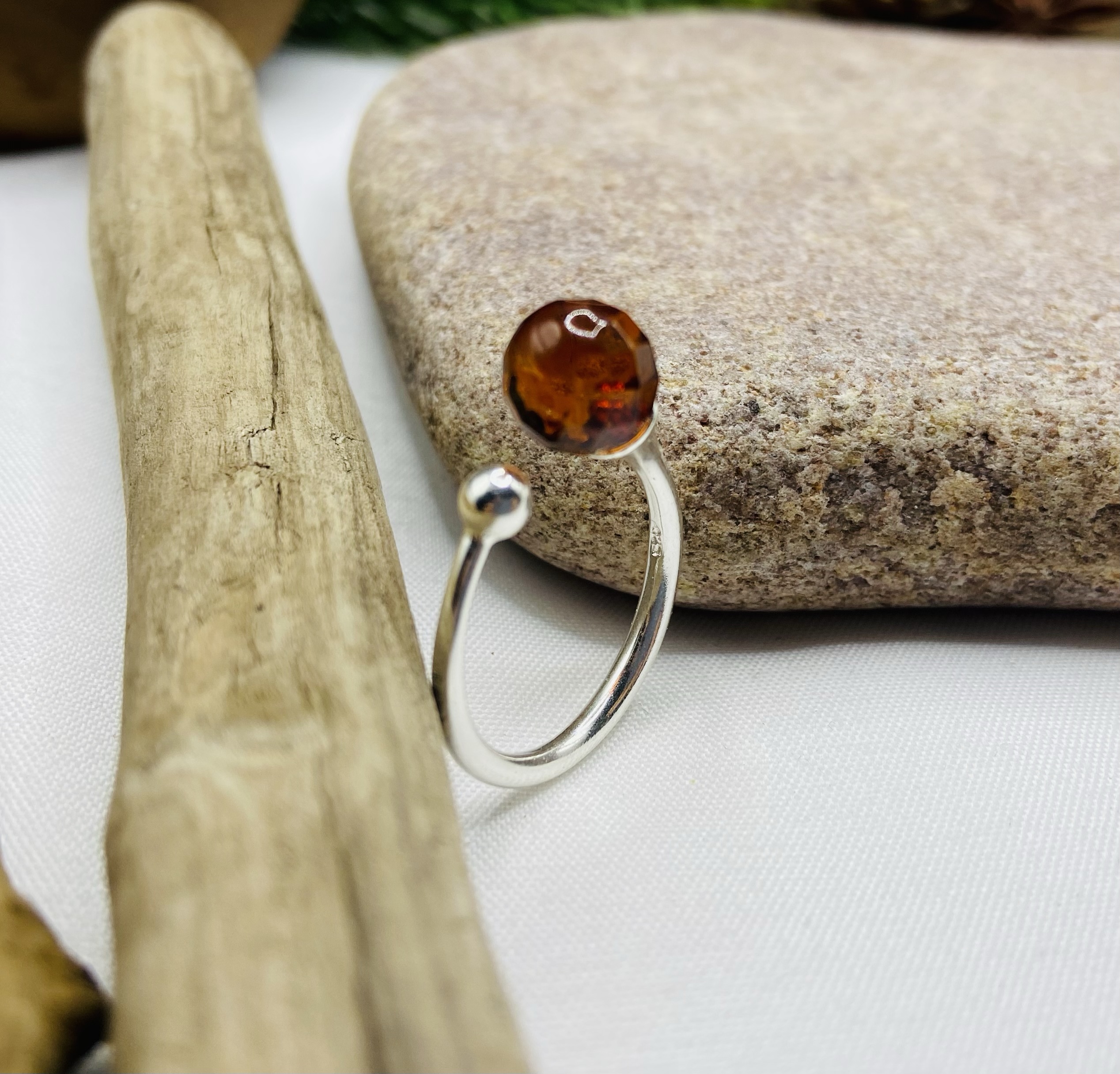 Fasēta Dzintara gredzens ar sudrabu, pašregulējošs