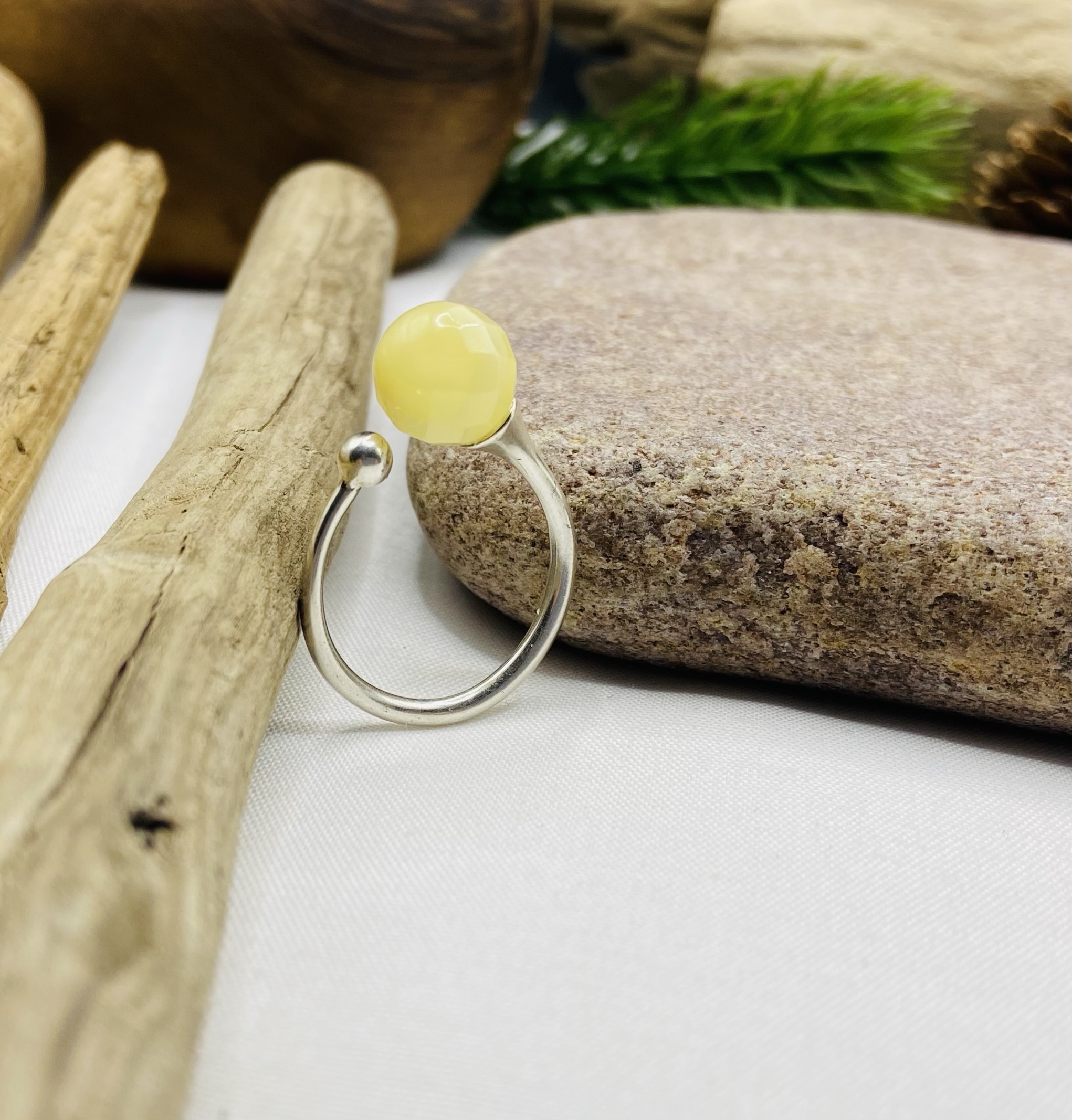 Fasēta Dzintara gredzens ar sudrabu, pašregulējošs