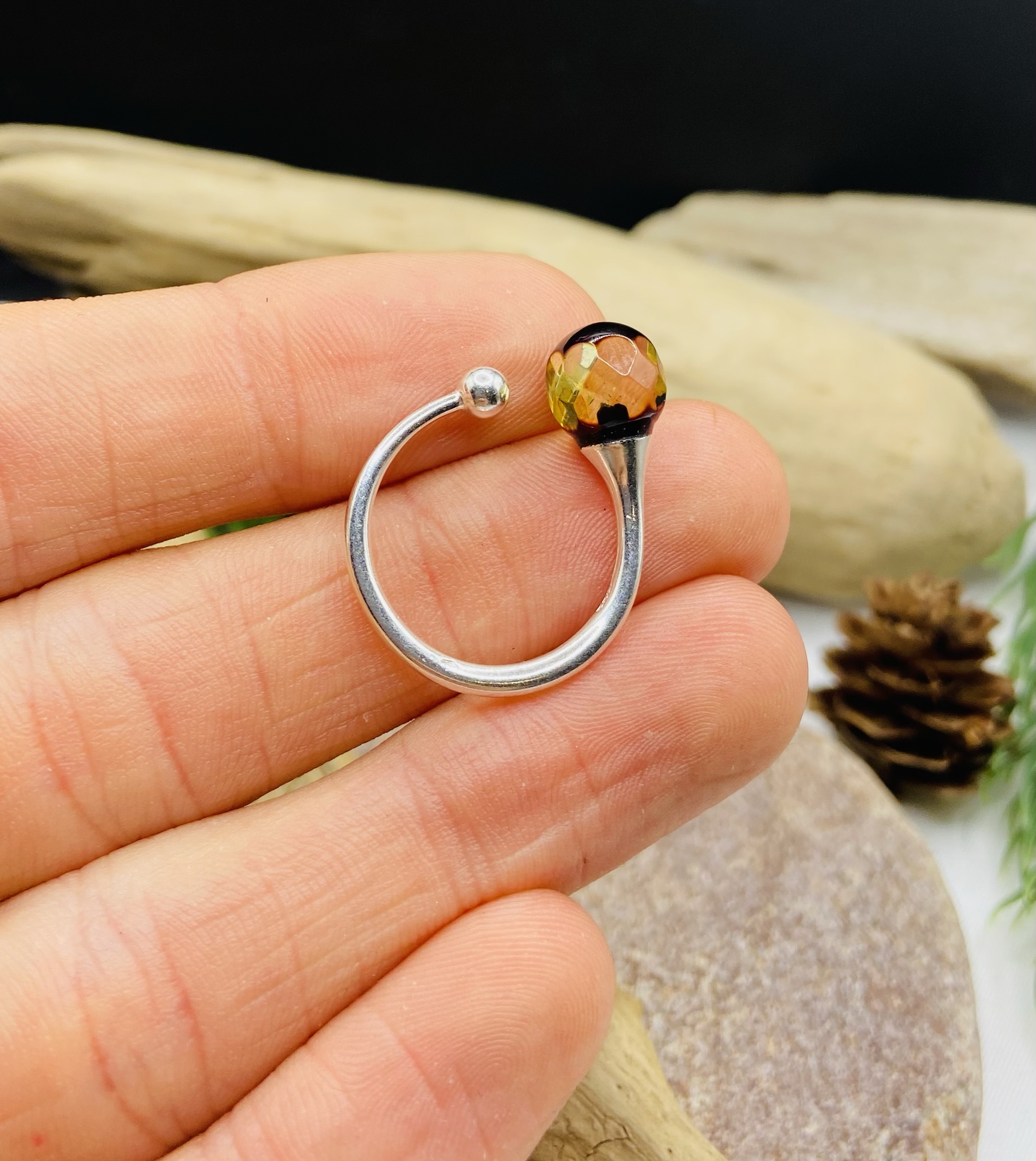 Fasēta Dzintara gredzens ar sudrabu, pašregulējošs