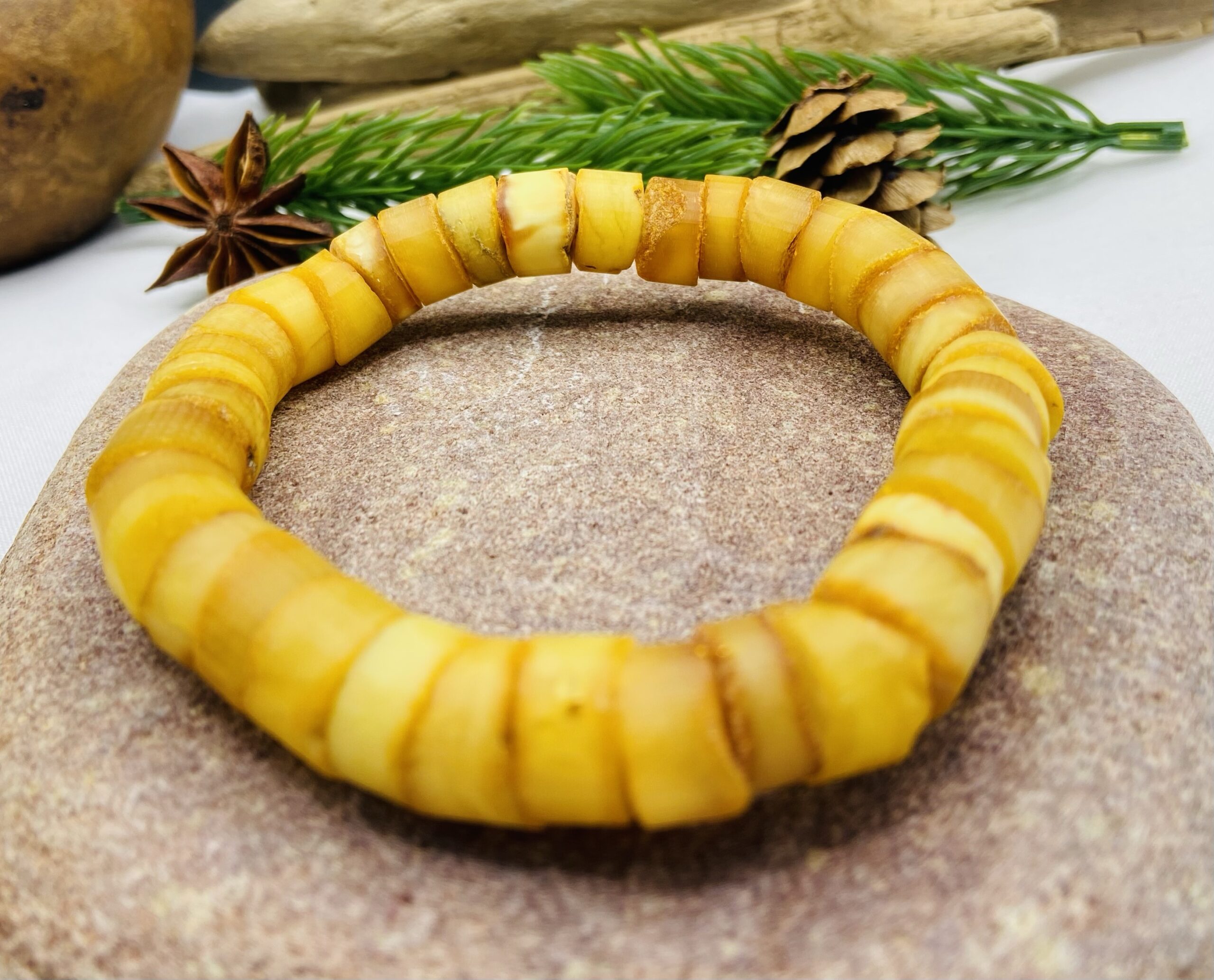 Autentiska Baltijas Dzintara Aproce paredzēta abiem dzimumiem