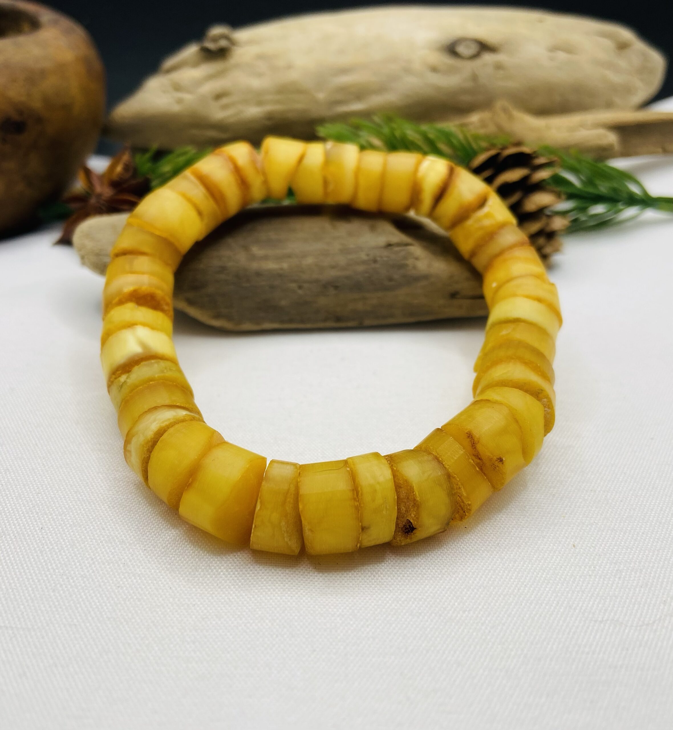 Autentiska Baltijas Dzintara Aproce paredzēta abiem dzimumiem