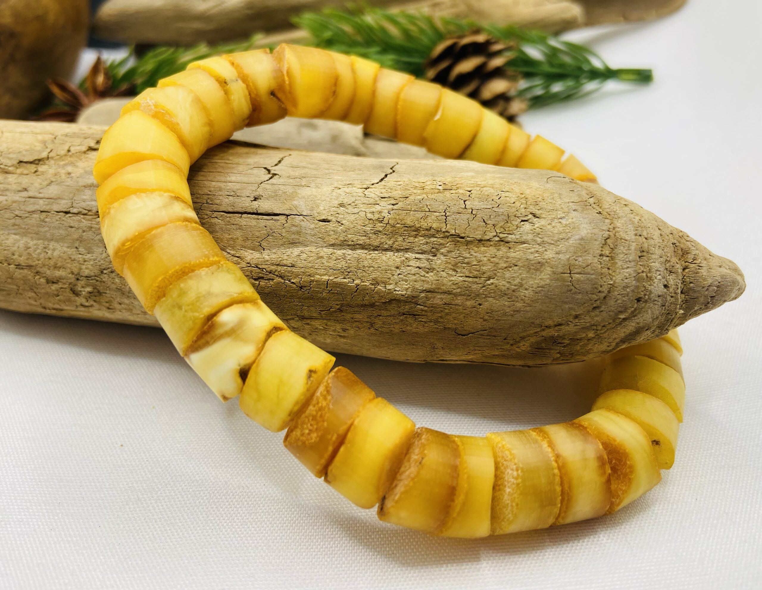 Autentiska Baltijas Dzintara Aproce paredzēta abiem dzimumiem