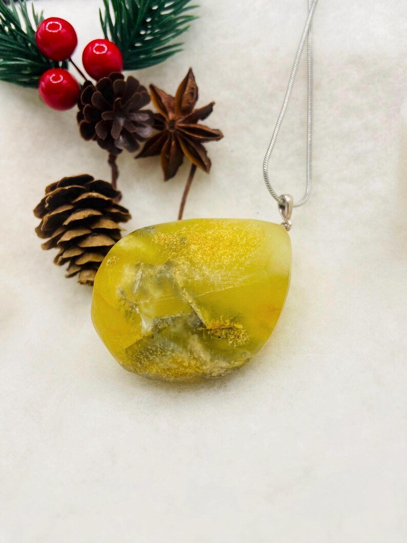 56548094-r-il-00cab7-7460216565-il_794xN.7460216565_6dl8 Liela izmēra zaļganīgi dzeltens Baltijas Dzintara kulons