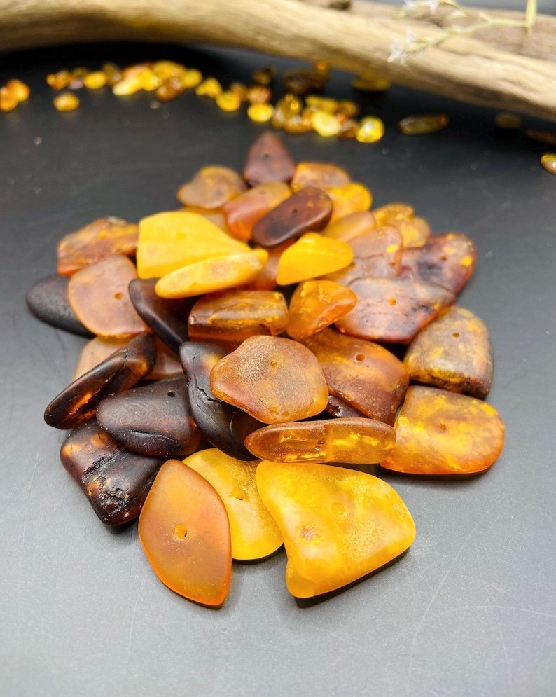 Daudzkrāsainas lielizmēra šķeltās Dzintara pērlītes, daļēji pulētas