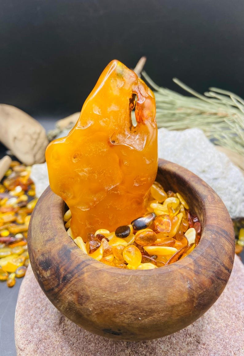 Liels Baltijas Dzintara gabals ar dabiski veidojušos caurumu