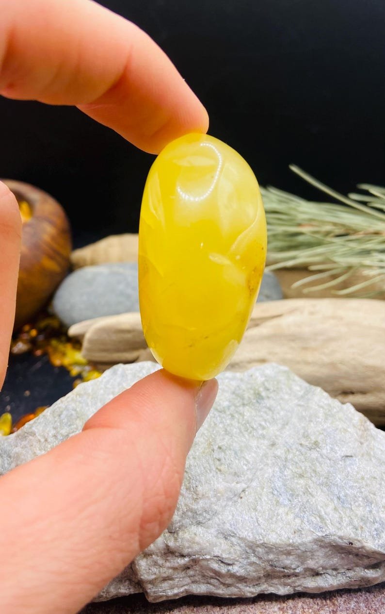 Skaisti pulēts olu dzeltenuma krāsas Dzintara Kabahons, 20 grami