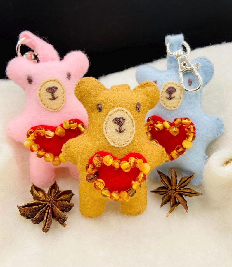 56548094-r-il-065271-7337388422-il_794xN.7337388422_r14y Roku šūti krāsainie lāči bērniem - filca audums un Dzintara pērlītes