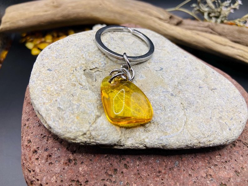 56548094-r-il-0829f6-6777087451-il_794xN.6777087451_1xwa Citrona krāsas Baltijas Dzintara atslēgu piekariņš