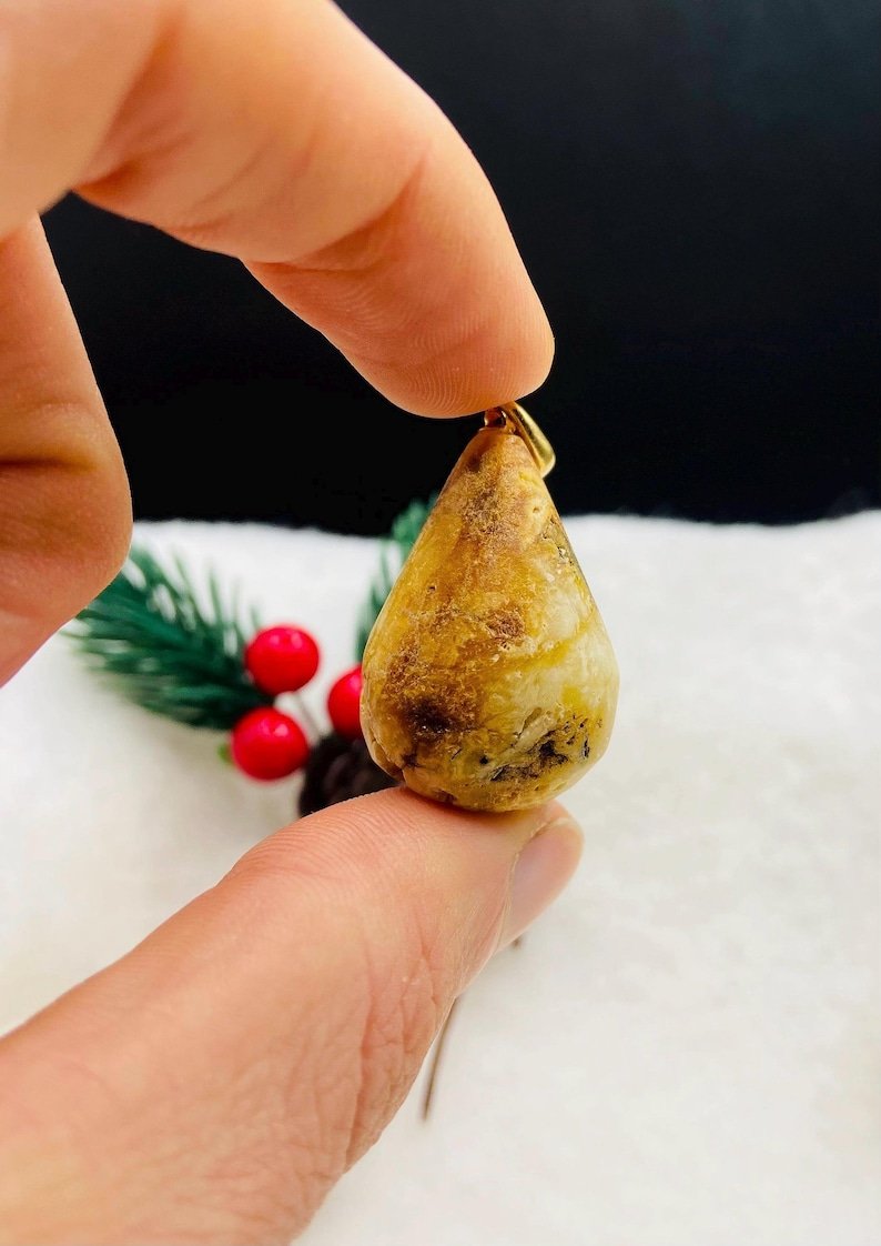 Neapstrādāts un elegants Dzintara kulons abiem dzimumiem