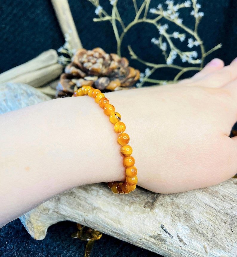 56548094-r-il-08f3b9-6836955611-il_794xN.6836955611_8pyo Ugunīgā Baltijas Dzintara apaļo pērlīšu aproce