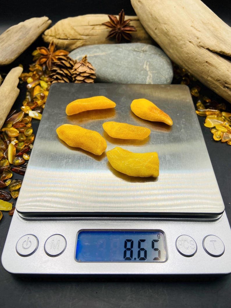 56548094-r-il-0a6cfa-7405967443-il_794xN.7405967443_km68 5 sviesta krāsas neapstrādāti Baltijas dzintara gabaliņi amatniekiem