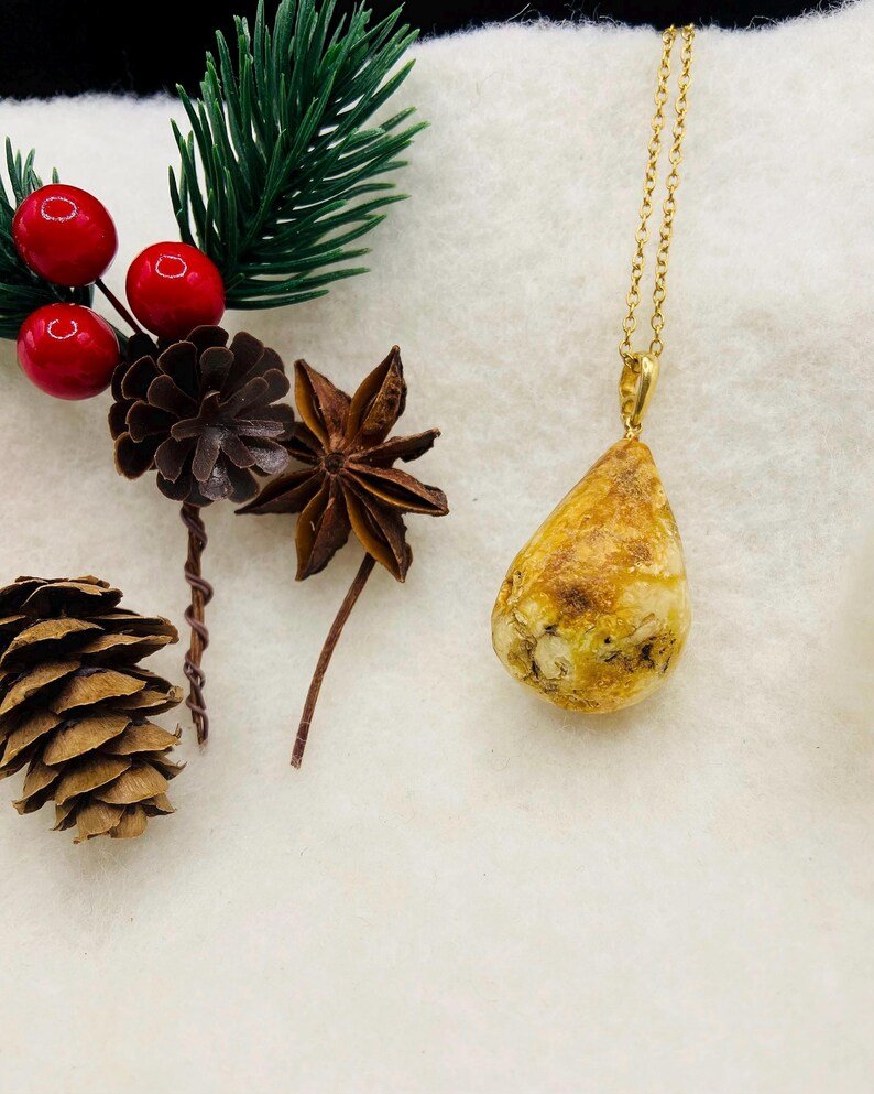 Neapstrādāts un elegants Dzintara kulons abiem dzimumiem