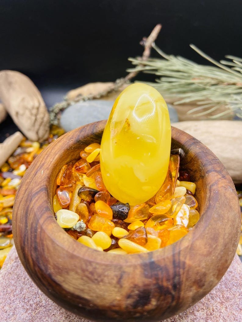 Skaisti pulēts olu dzeltenuma krāsas Dzintara Kabahons, 20 grami