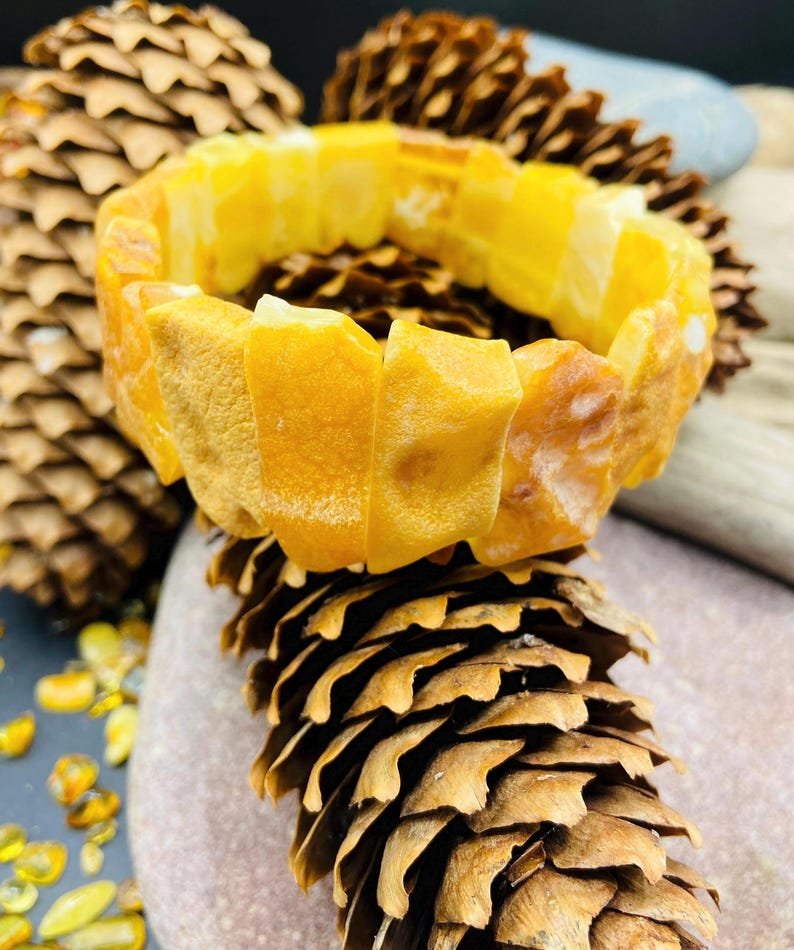 56548094-r-il-0d87d3-7119166047-il_794xN.7119166047_1dzx Karaliskā stila lielizmēra Baltijas Dzintara aproce, daļēji pulēta