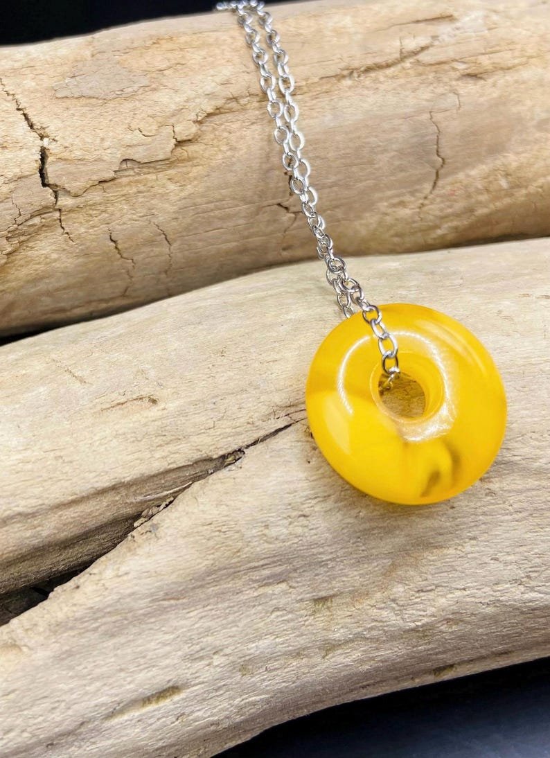 56548094-r-il-11dccc-6862182230-il_794xN.6862182230_iocg Izsmalcināts Dzintara dzeltens virtulis ar nerūsējošā tērauda ķēdīti