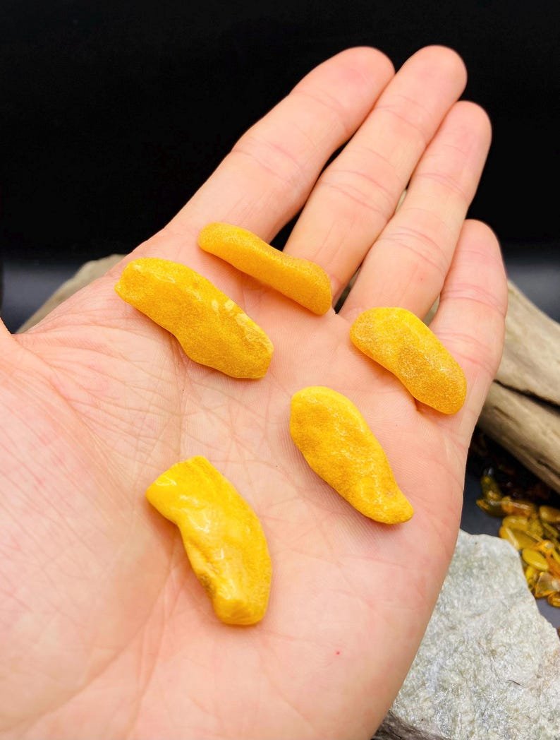 56548094-r-il-12cc82-7358046840-il_794xN.7358046840_ouy1 5 sviesta krāsas neapstrādāti Baltijas dzintara gabaliņi amatniekiem