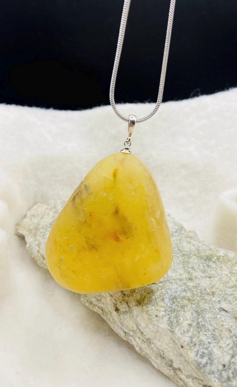 Unikāls Baltijas Dzintara liela izmēra kulons ar sudraba detaļu