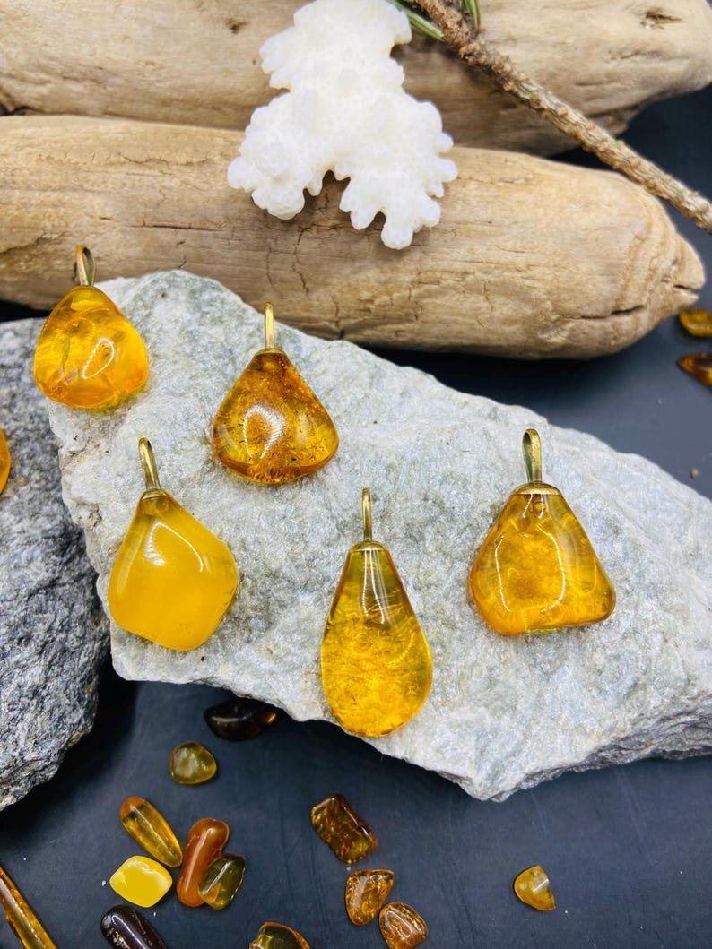 56548094-r-il-14090e-6931032055-il_794xN.6931032055_2981 Skaisti un Smalki Dzintara kuloni ar 18K apzeltītu ķēdīti