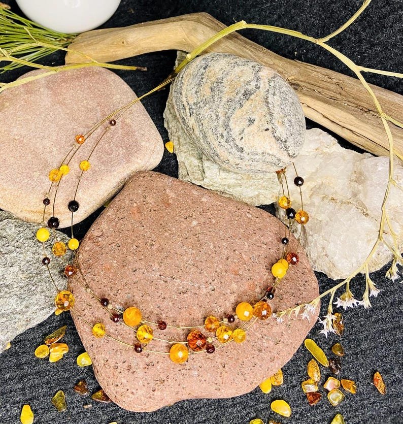 56548094-r-il-1456f8-6571152684-il_794xN.6571152684_tuk4 Baltijas Dzintara trīs stiepļu aproces un kaklarotas komplekts