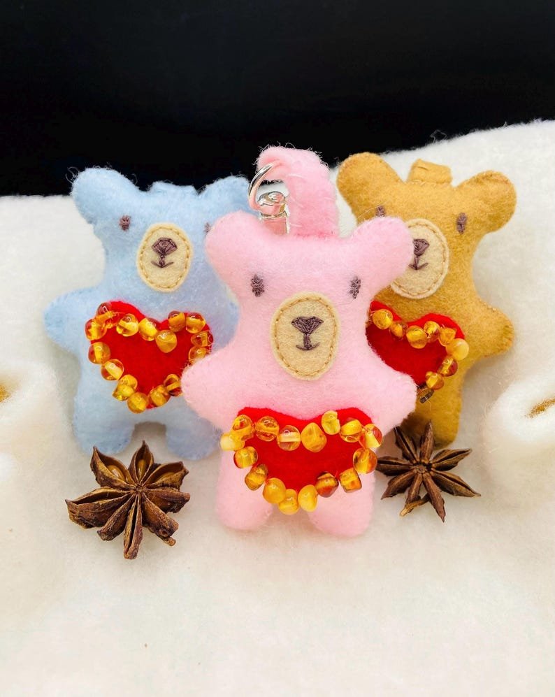 56548094-r-il-15b631-7337387190-il_794xN.7337387190_388w Roku šūti krāsainie lāči bērniem - filca audums un Dzintara pērlītes