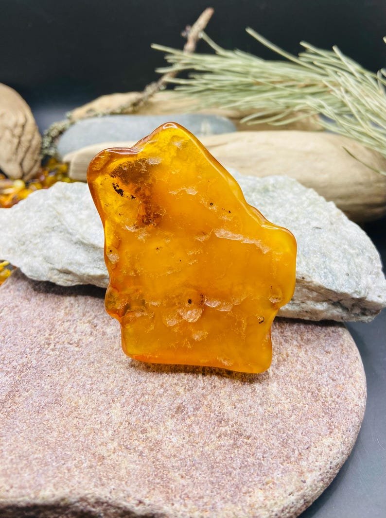 Liels Baltijas Dzintara gabals ar dabiski veidojušos caurumu