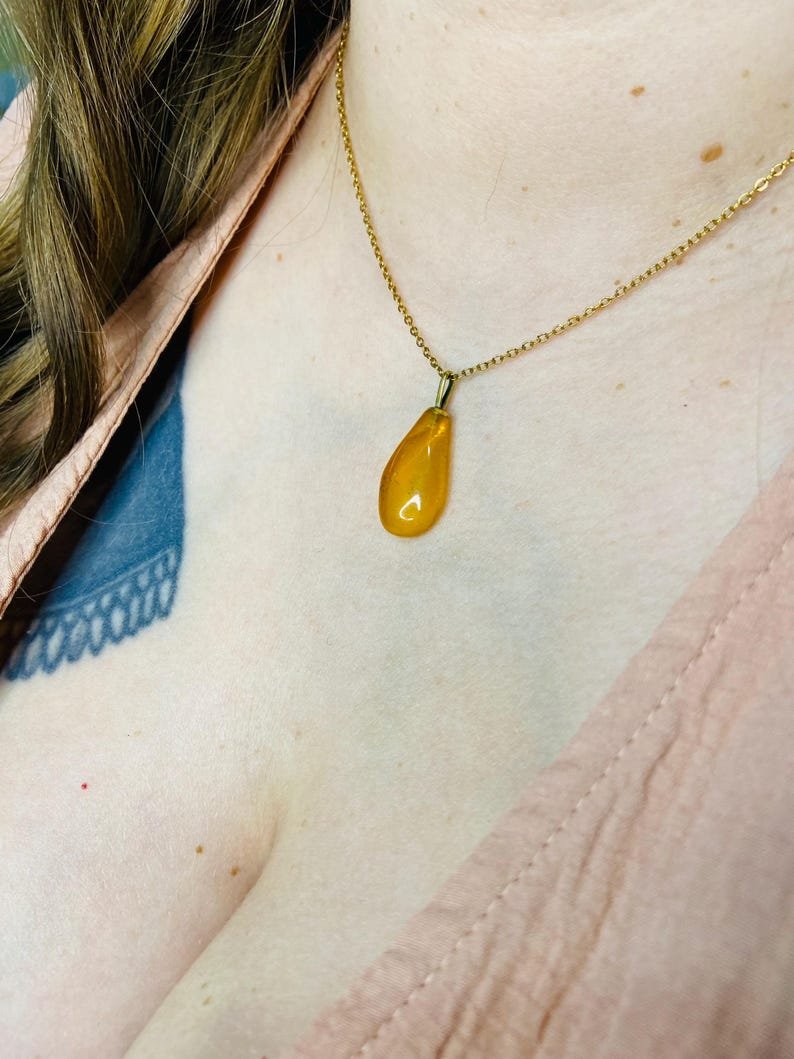 56548094-r-il-17d968-6931032909-il_794xN.6931032909_qegq Skaisti un Smalki Dzintara kuloni ar 18K apzeltītu ķēdīti