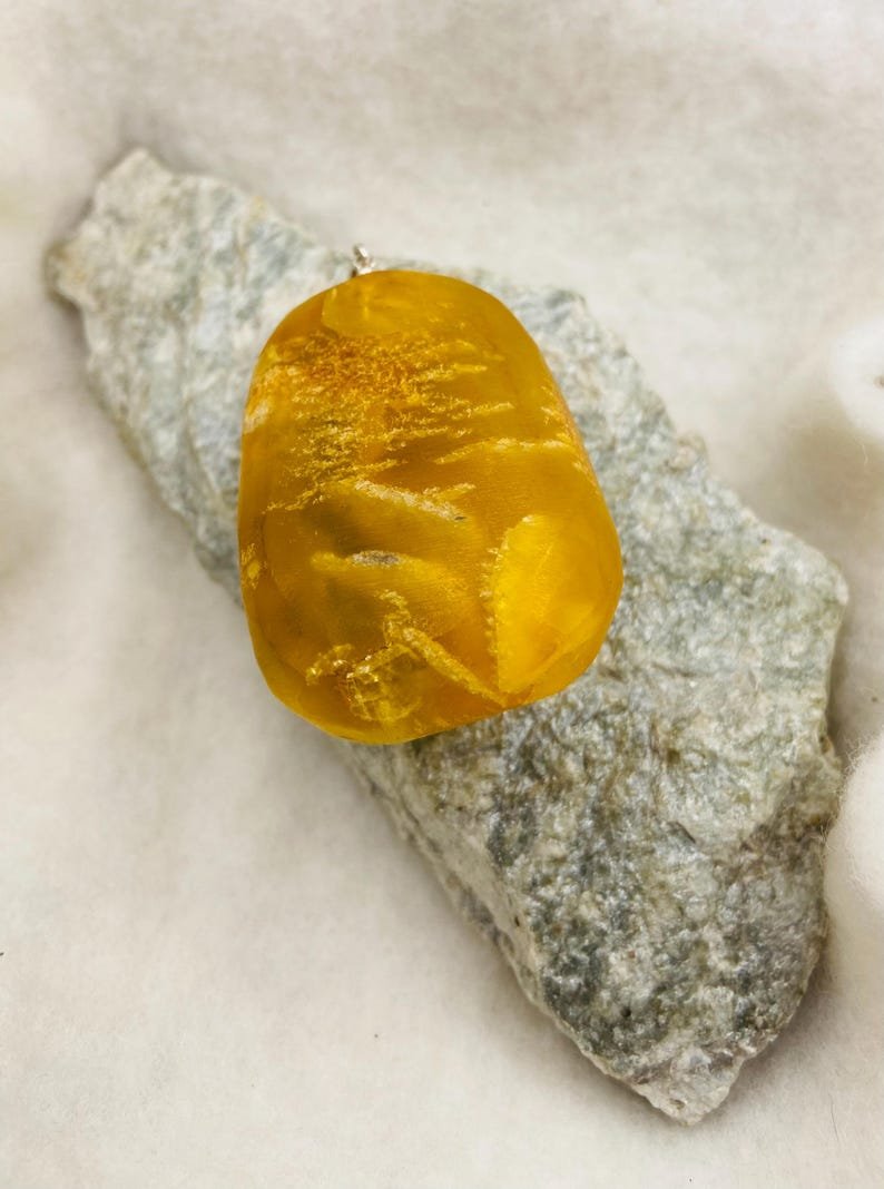 Milzīgs oranžas krāsas Dzintara kulons ar sudraba detaļu