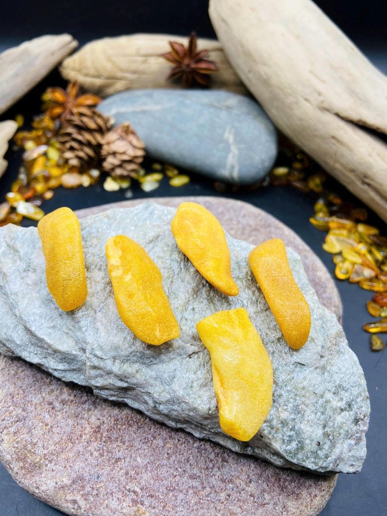 56548094-r-il-1b1871-7358044946-il_794xN.7358044946_qthh 5 sviesta krāsas neapstrādāti Baltijas dzintara gabaliņi amatniekiem