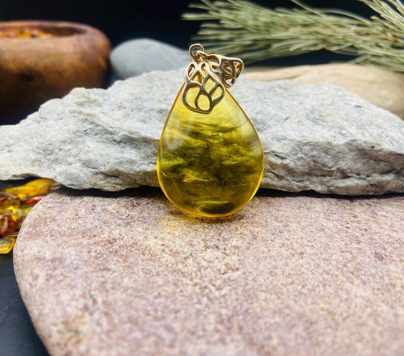 56548094-r-il-1bd040-7307140278-il_794xN.7307140278_l0cj Luksusa Baltijas Dzintara kulons ar 18K apzeltītu ķēdīti