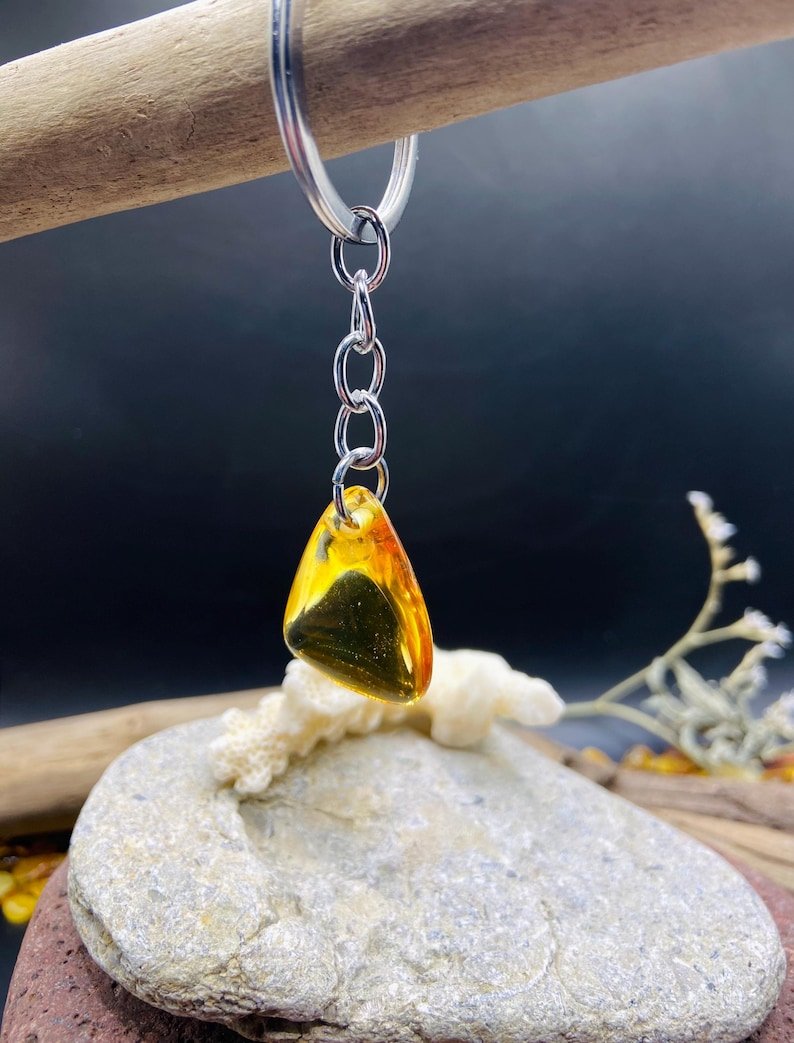 56548094-r-il-1c08eb-6729061480-il_794xN.6729061480_btjj Citrona krāsas Baltijas Dzintara atslēgu piekariņš