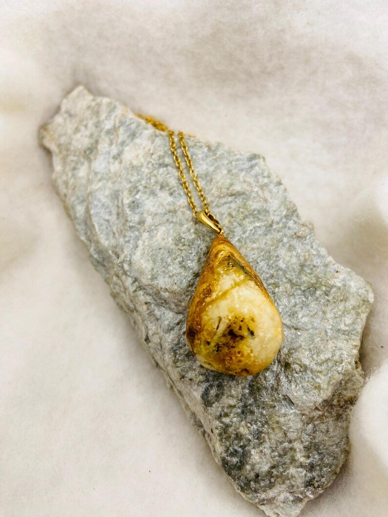 Neapstrādāts un elegants Dzintara kulons abiem dzimumiem