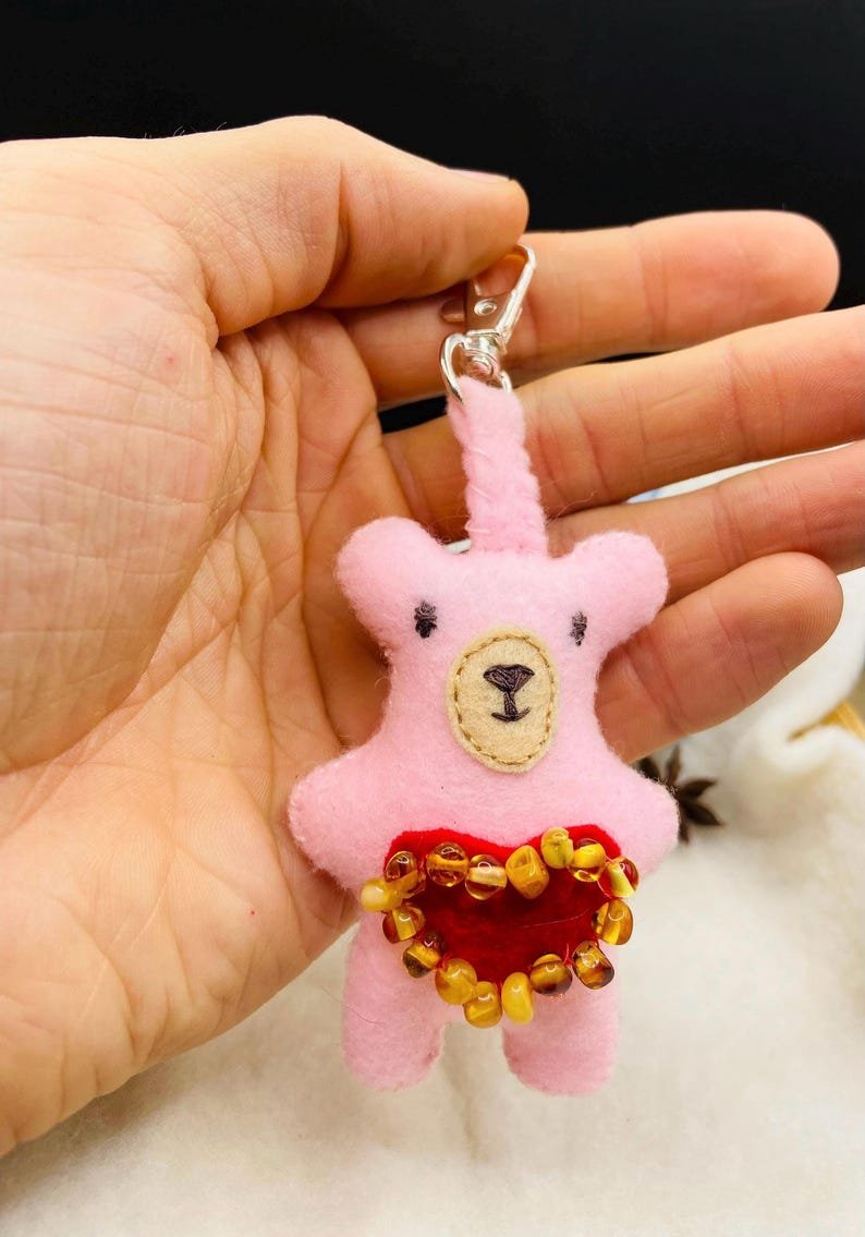 56548094-r-il-2300f1-7337391318-il_794xN.7337391318_fh0i Roku šūti krāsainie lāči bērniem - filca audums un Dzintara pērlītes