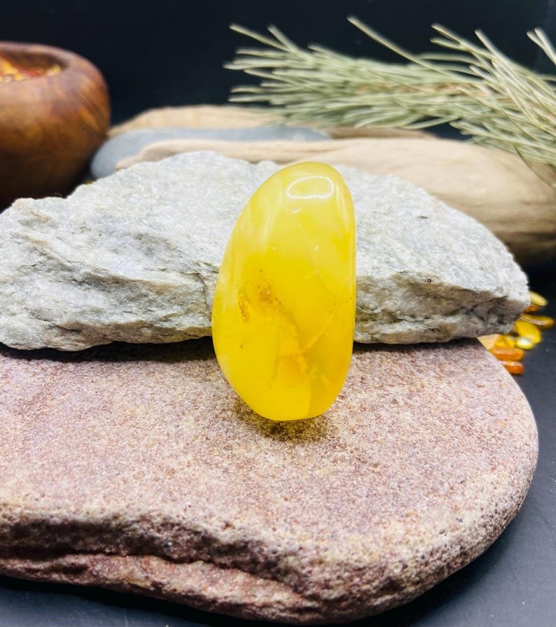 Skaisti pulēts olu dzeltenuma krāsas Dzintara Kabahons, 20 grami