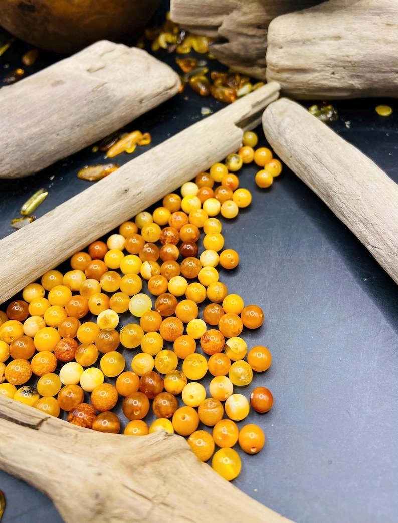 56548094-r-il-28242b-7215526695-il_794xN.7215526695_cpj9 5-5.5mm Ugunīgas krāsas Baltijas Dzintara apaļās pērlītes