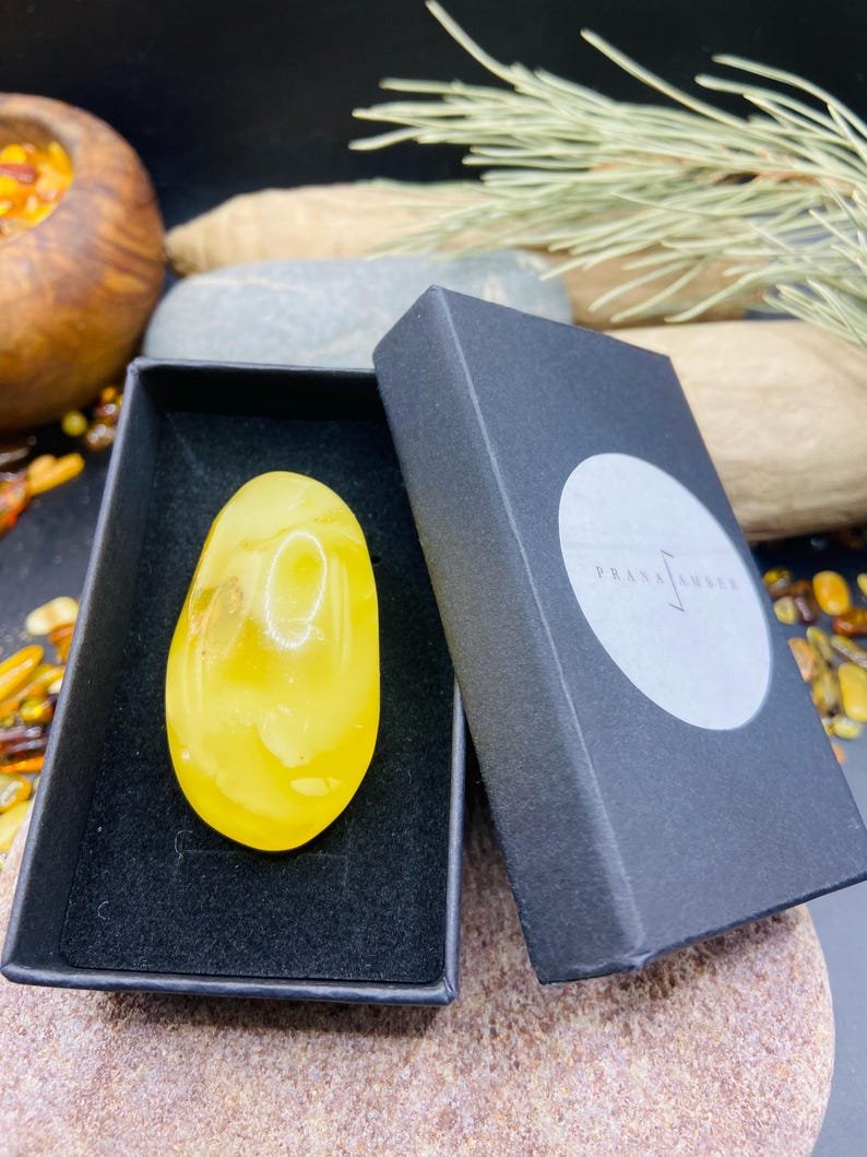 Skaisti pulēts olu dzeltenuma krāsas Dzintara Kabahons, 20 grami