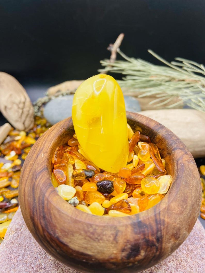 Skaisti pulēts olu dzeltenuma krāsas Dzintara Kabahons, 20 grami