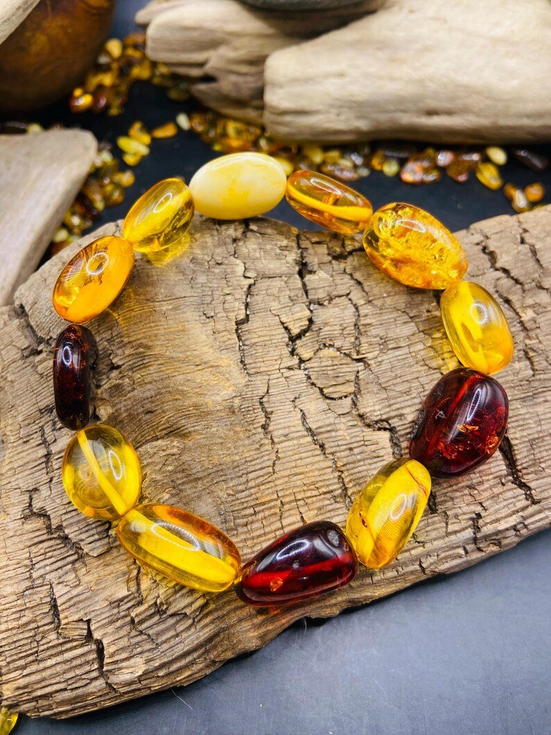 56548094-r-il-2fc40c-7322066505-il_794xN.7322066505_c32q Koša un neatkārtojama Baltijas Dzintara "flatback" pērlīšu aproce