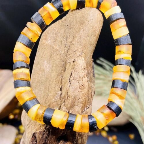 Dzintara aproce ar īpašu odziņu - neregulāras un unikālas pērlītes