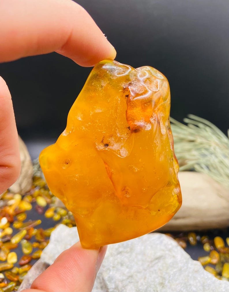 Liels Baltijas Dzintara gabals ar dabiski veidojušos caurumu