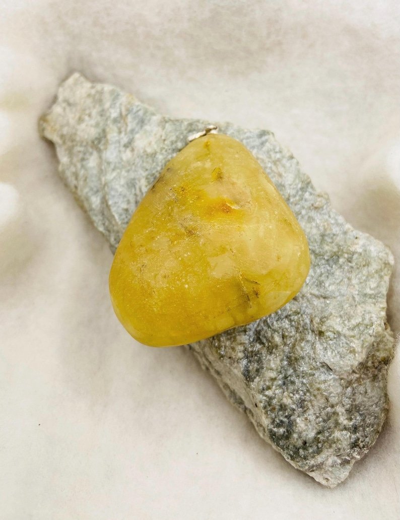 Unikāls Baltijas Dzintara liela izmēra kulons ar sudraba detaļu