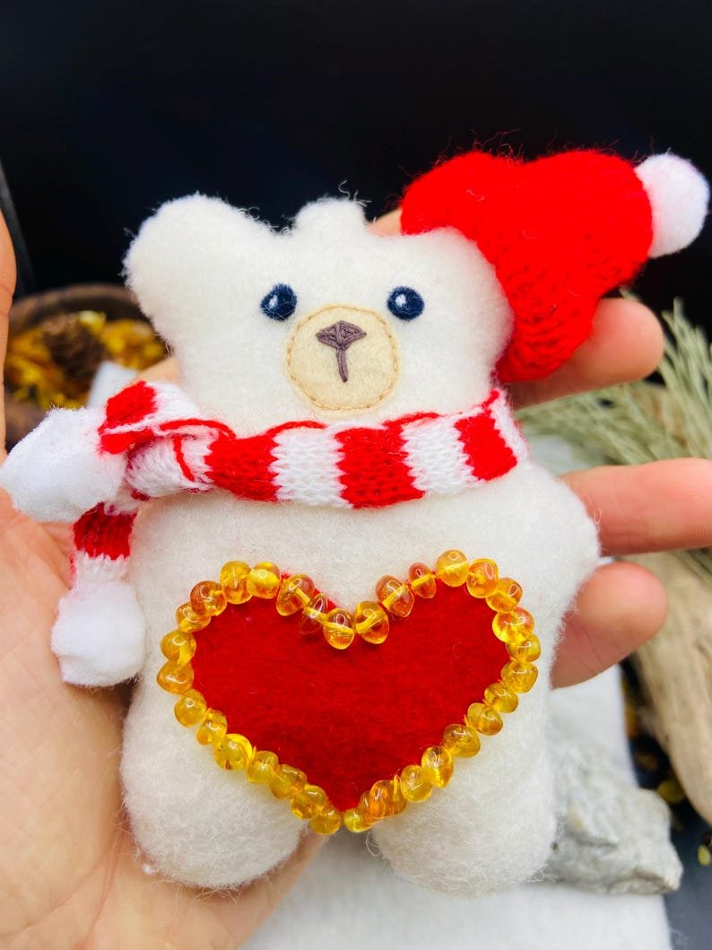 56548094-r-il-3347c4-7395300299-il_794xN.7395300299_hlo2 Varenie Leduslāči viedoti no rokām izšūta filca un Dzintara pērlītēm