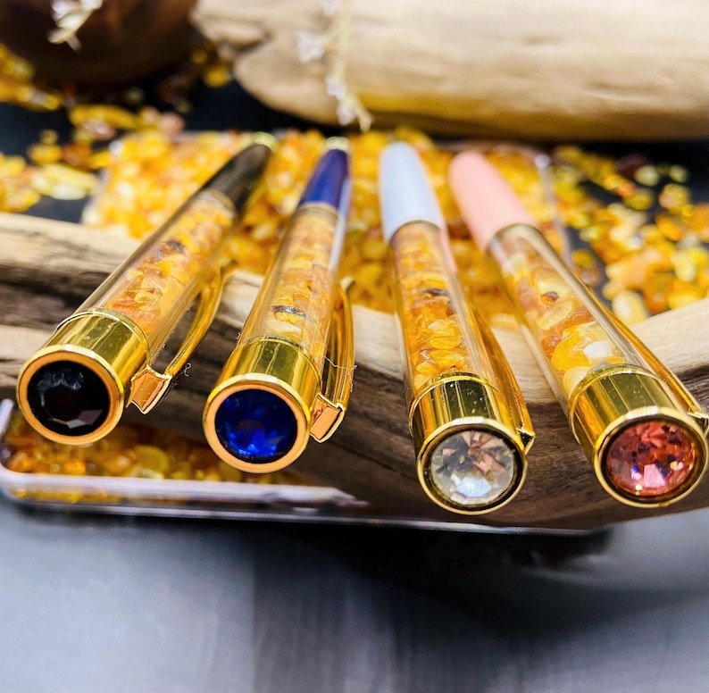 56548094-r-il-341be9-6987573335-il_794xN.6987573335_q6m8 Elegantas lodīšu pildspalvas ar dekoratīviem dzintara gabaliņiem