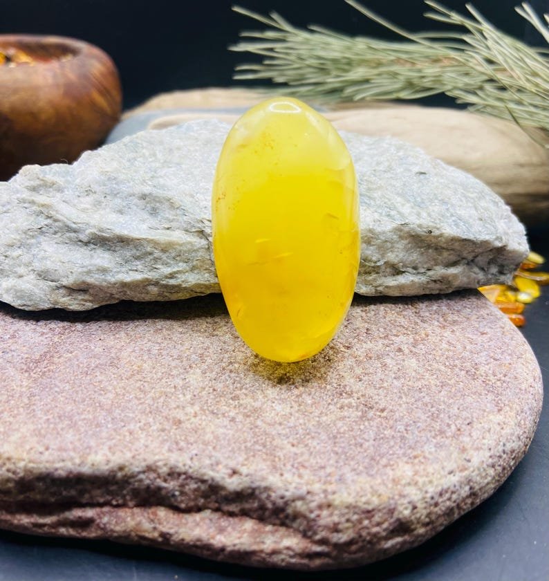 Skaisti pulēts olu dzeltenuma krāsas Dzintara Kabahons, 20 grami