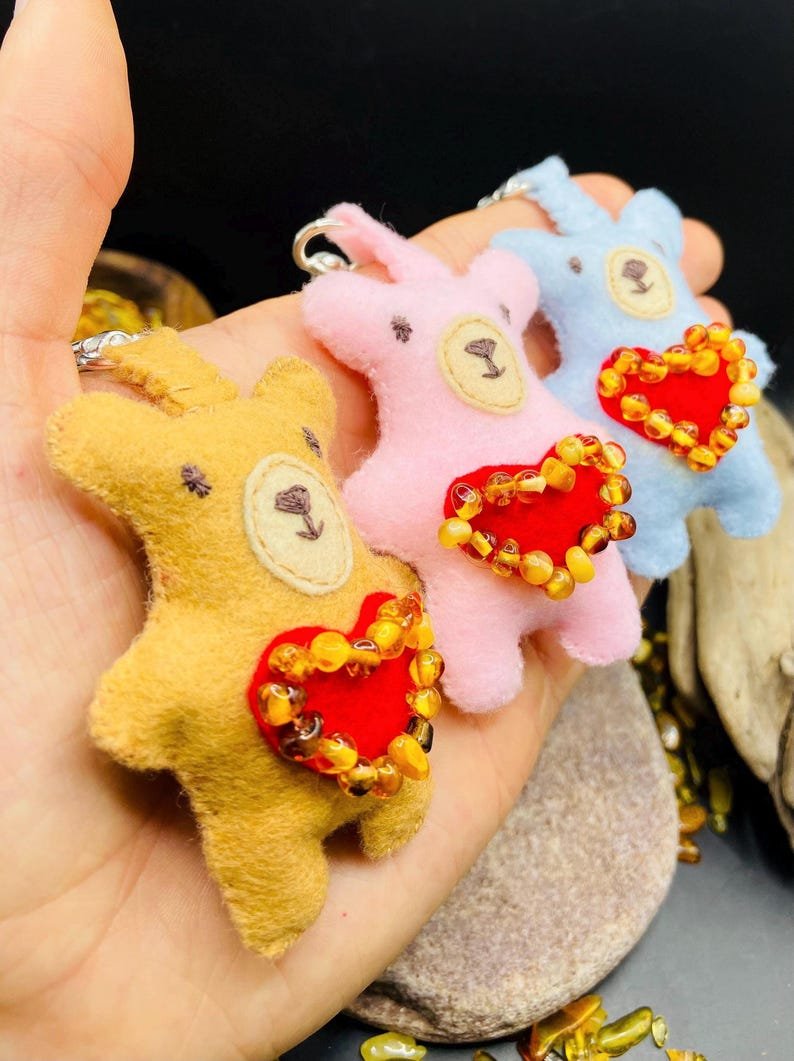 56548094-r-il-35d074-7337394480-il_794xN.7337394480_6mfy Roku šūti krāsainie lāči bērniem - filca audums un Dzintara pērlītes